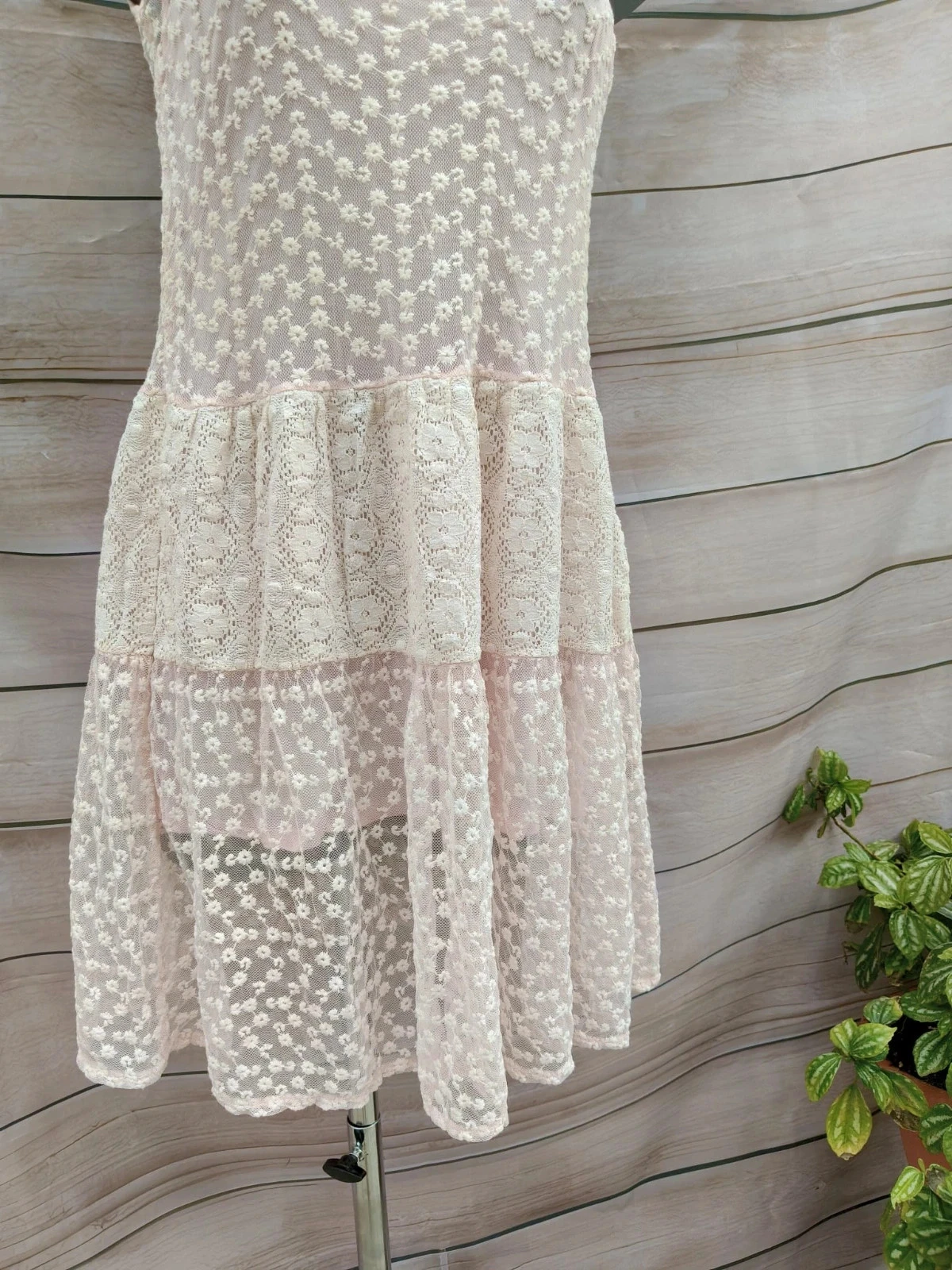 Vestido rosa em pó de renda e tule com flores bordadas – Tamanho S/M – photo 4
